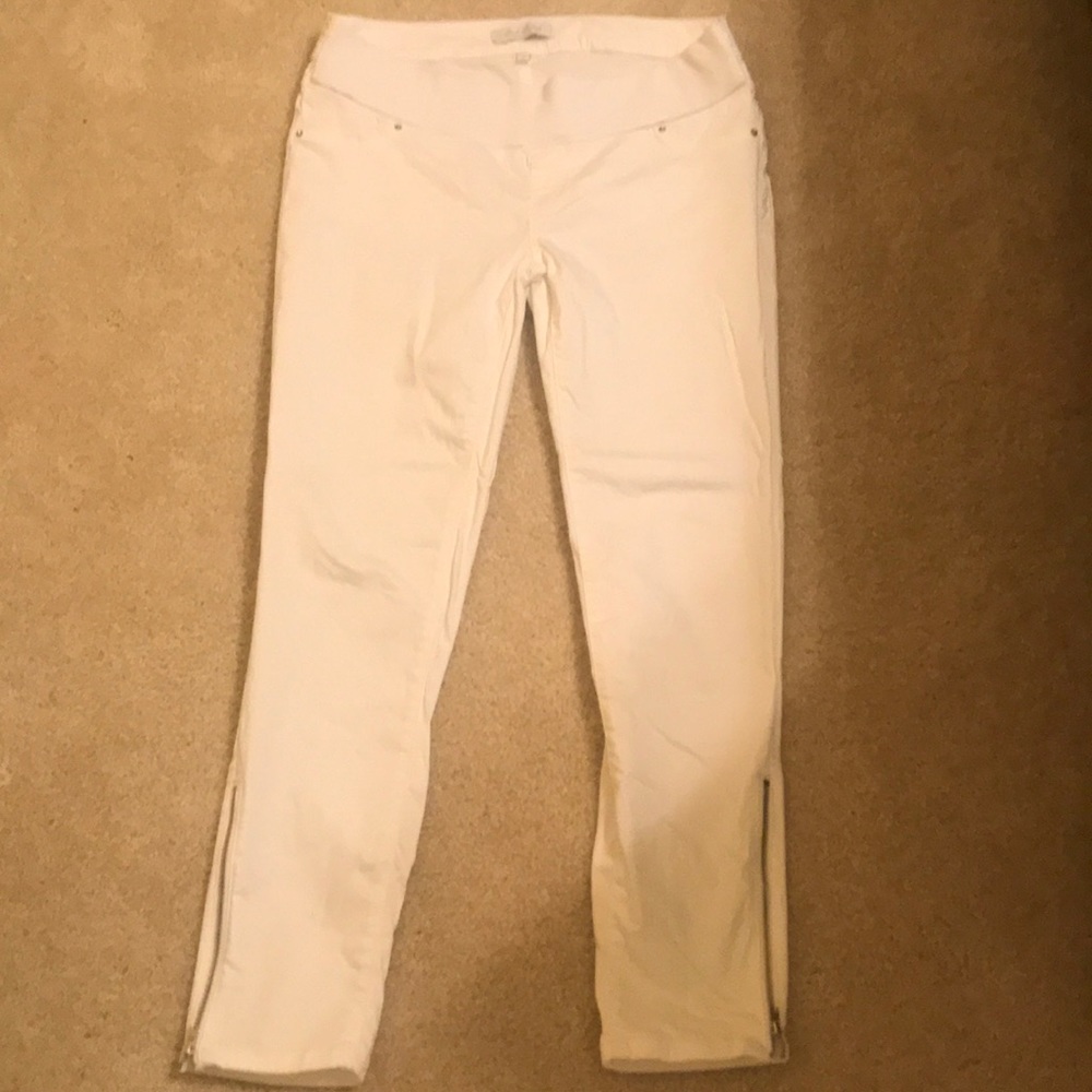 White jean with ankle zipper